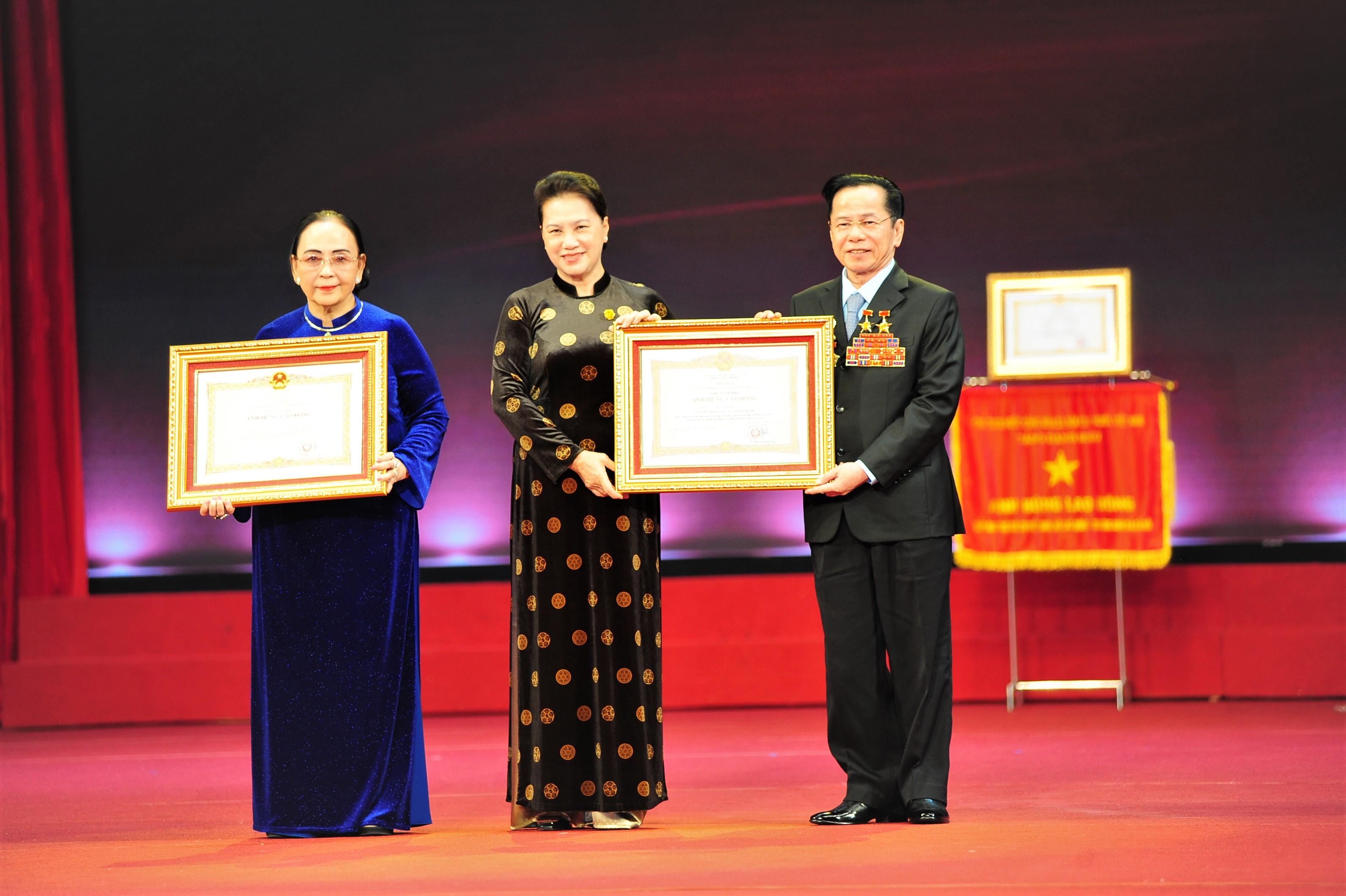 Chủ tịch Quốc hội Nguyễn Thị Kim Ngân trao danh hiệu AHLĐ cho ông Lê Văn Kiểm và bà Trần Thị Cẩm Nhung